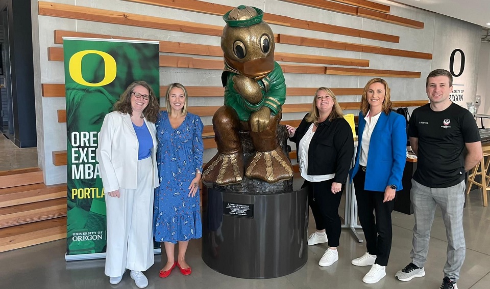Lily Rumsey, 山ּ's Director of Global Engagement, and Professor Jo Maher, the University's Pro Vice-Chancellor for Sport, are pictured with colleagues from the University of Oregon next to a statue of the Oregon mascot.